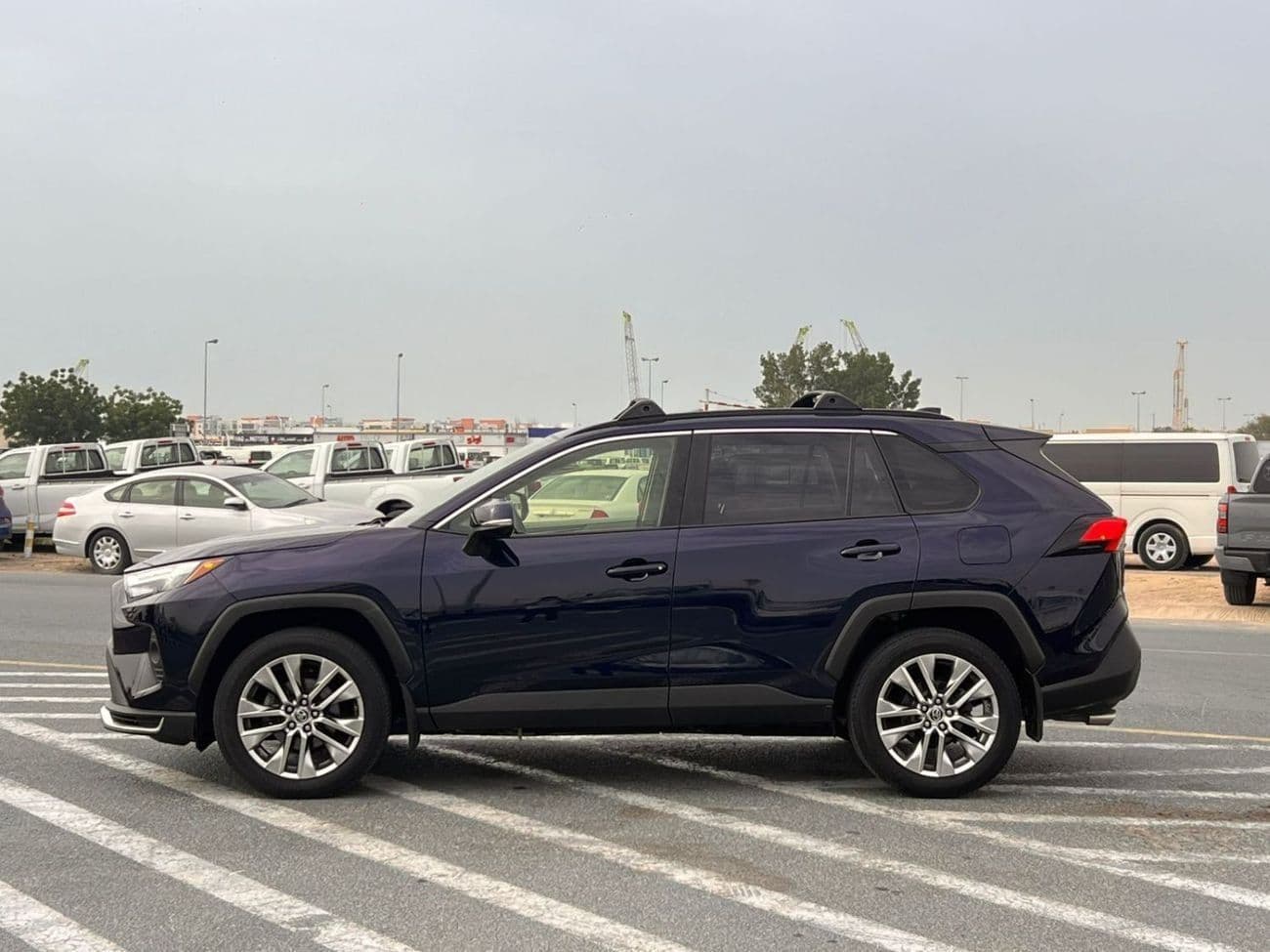 2019 Toyota RAV4 XLE thumbnail 4