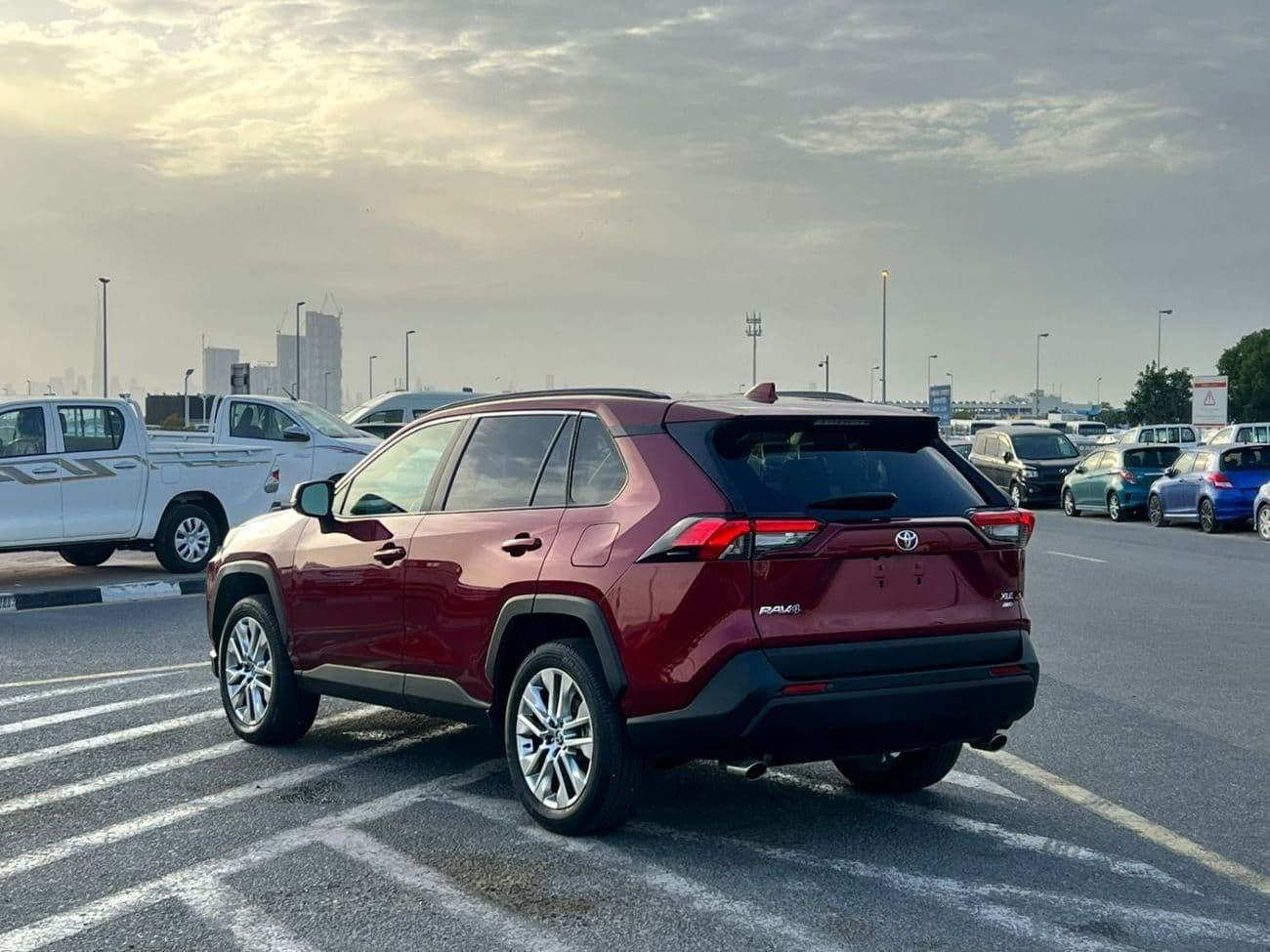 2025 Toyota RAV4 XLE thumbnail 5