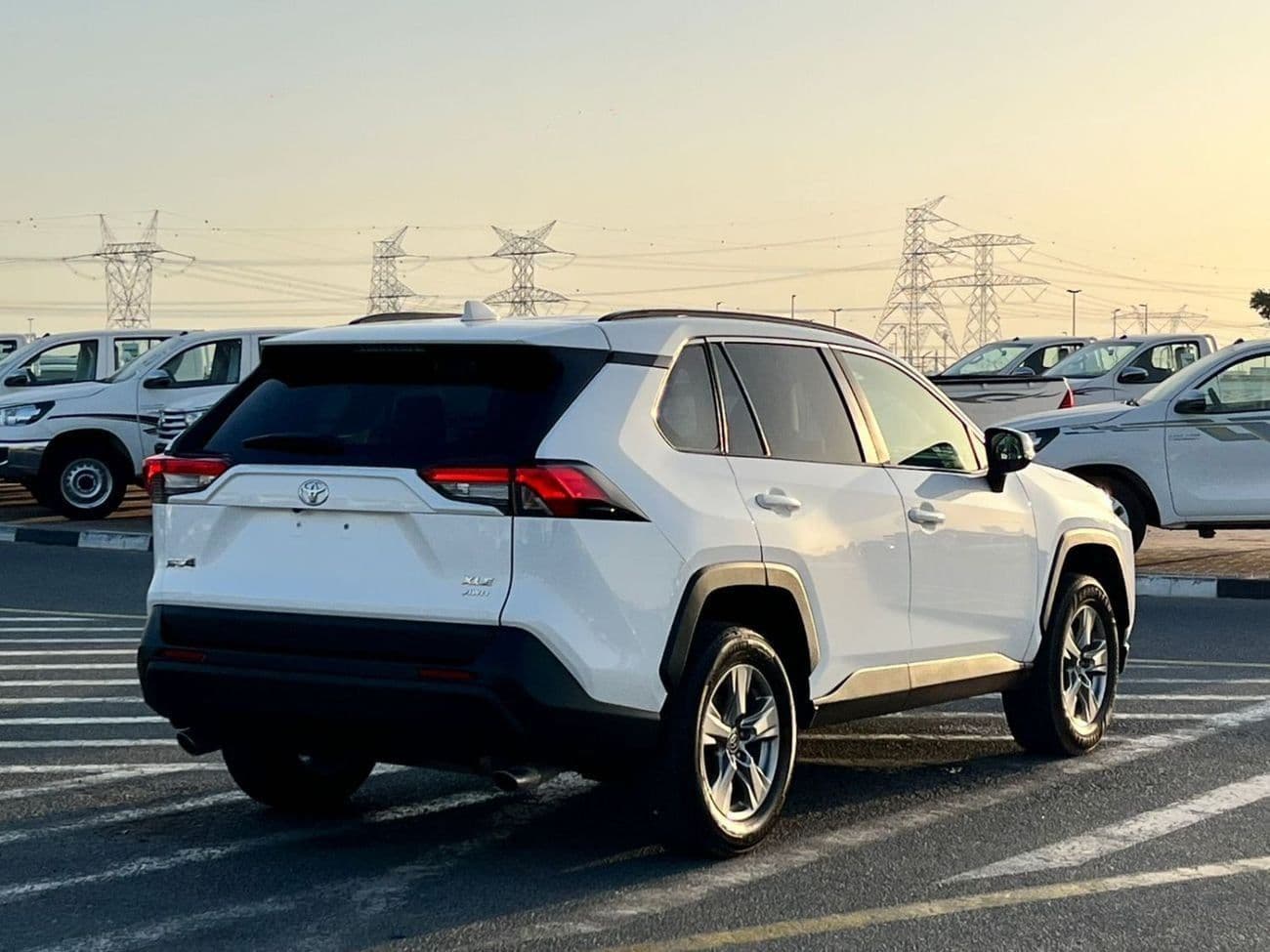 2025 Toyota RAV4 XLE thumbnail 8