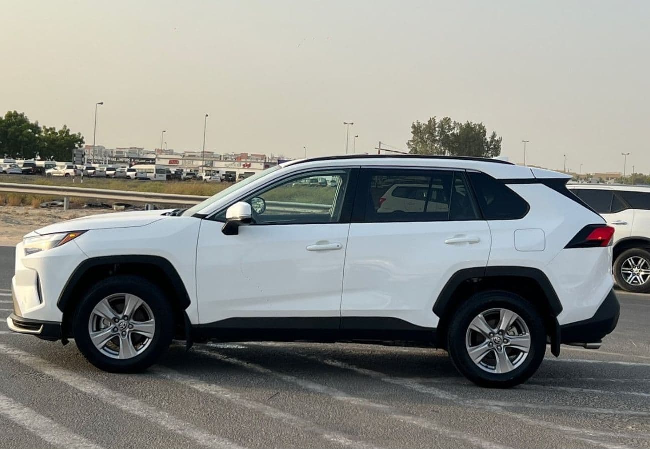 2025 Toyota RAV4 thumbnail 8