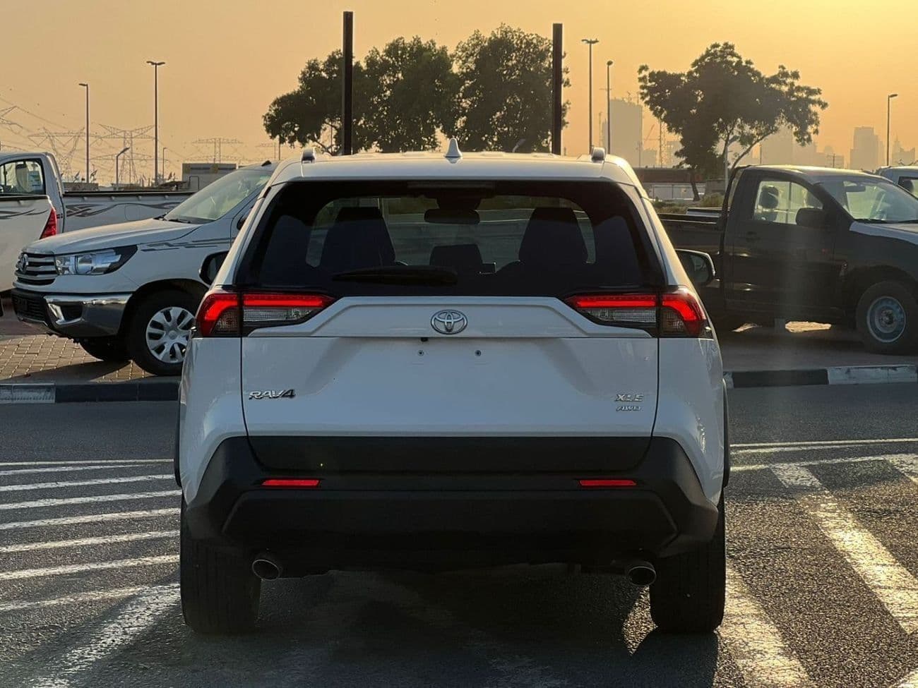 2025 Toyota RAV4 XLE thumbnail 6