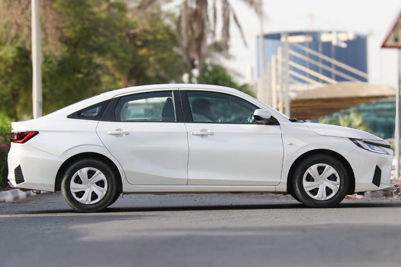 2024 Toyota Yaris E thumbnail 3