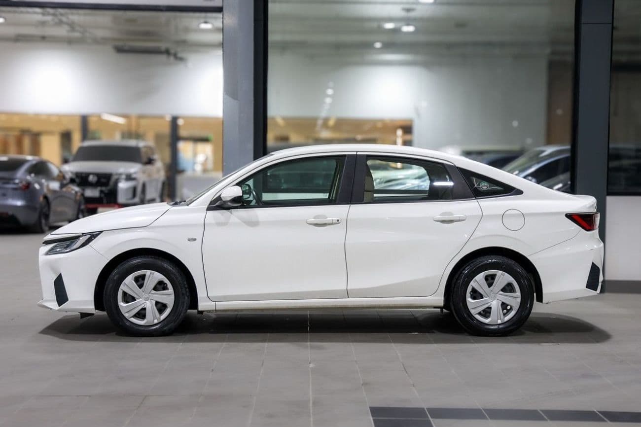2024 Toyota Yaris E thumbnail 4