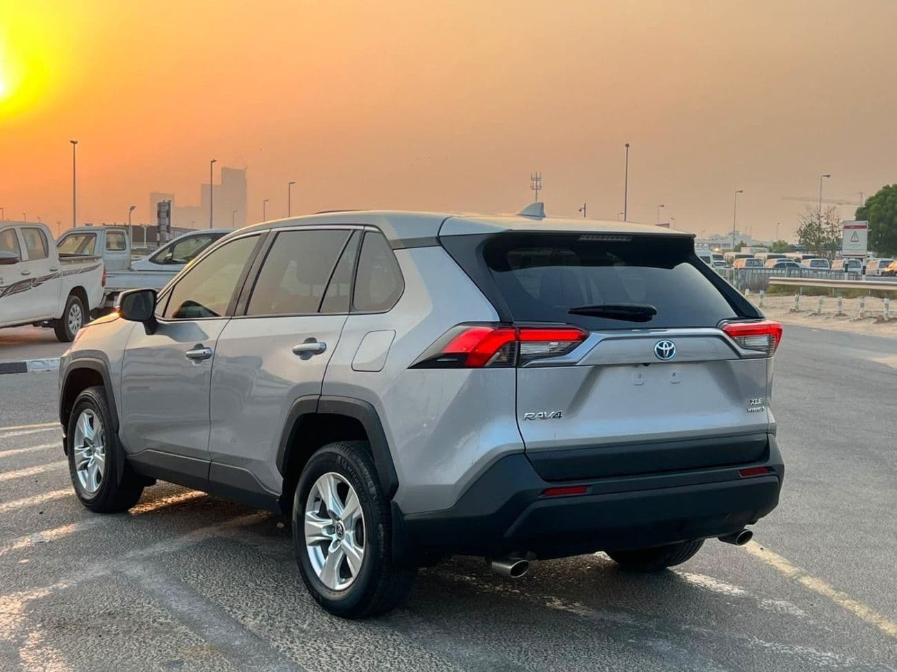 2021 Toyota RAV4 XLE thumbnail 4