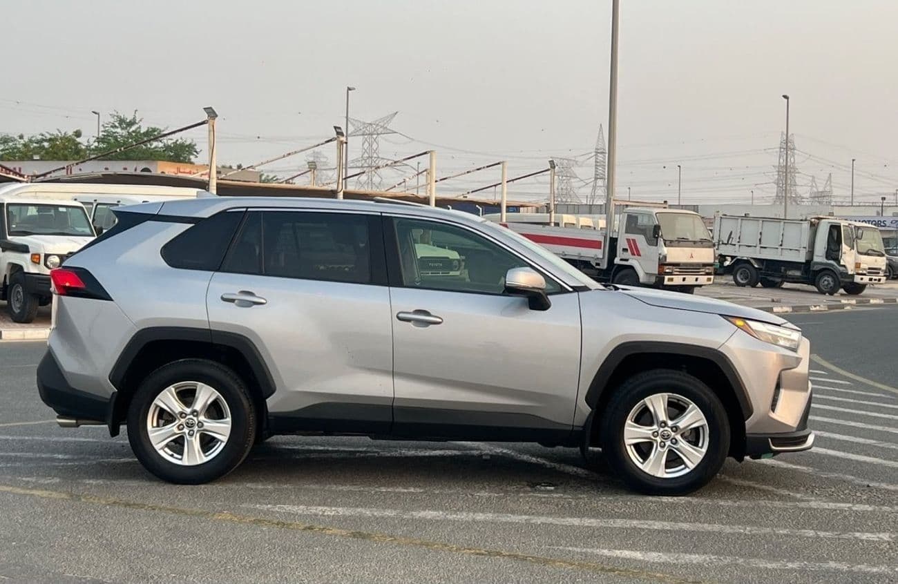 2021 Toyota RAV4 XLE thumbnail 8