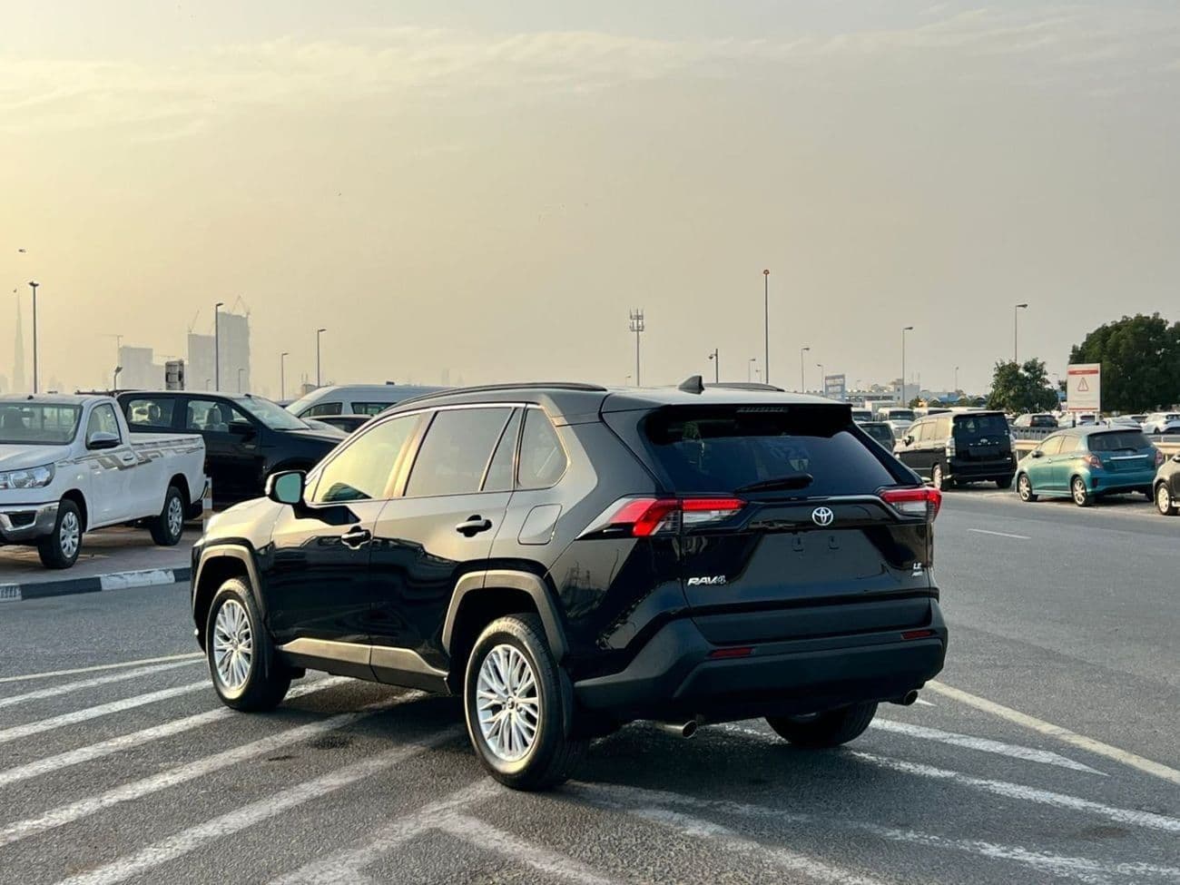 2021 Toyota RAV4 LE thumbnail 5