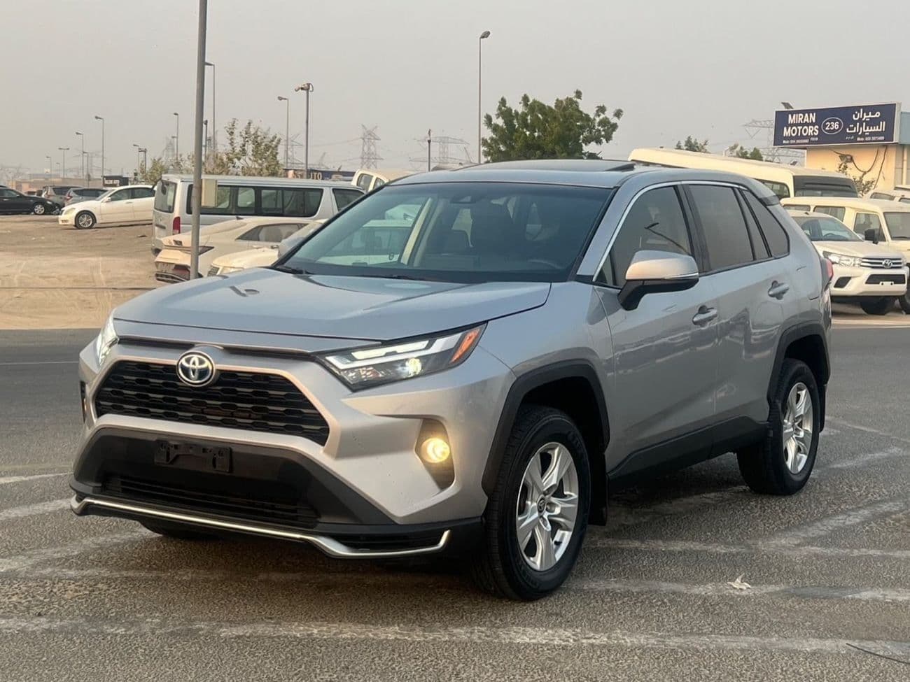 2021 Toyota RAV4 XLE thumbnail 3