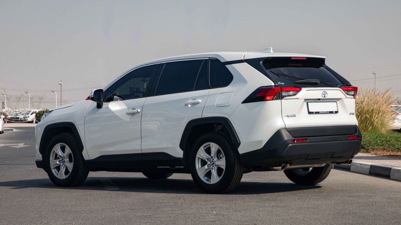 2025 Toyota RAV4 LE thumbnail 8