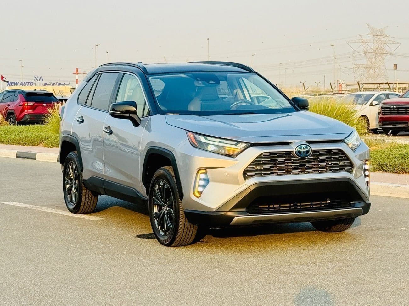 2023 Toyota RAV4 LTD HEV thumbnail 4
