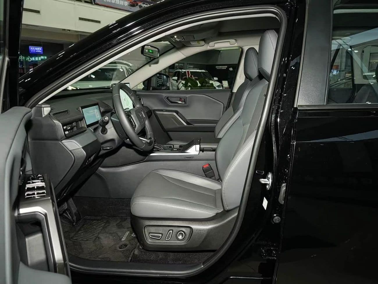 2026 Toyota RAV4 Luxury Edition thumbnail 5