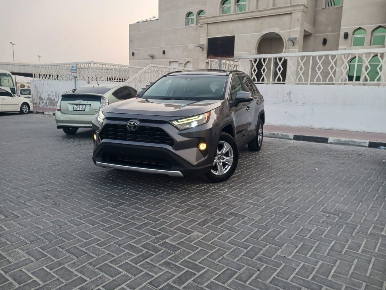 2023 Toyota RAV4 XLE thumbnail 5