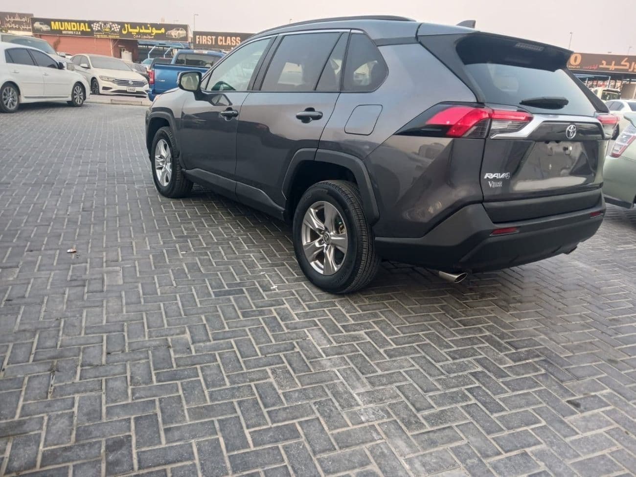 2023 Toyota RAV4 XLE thumbnail 3