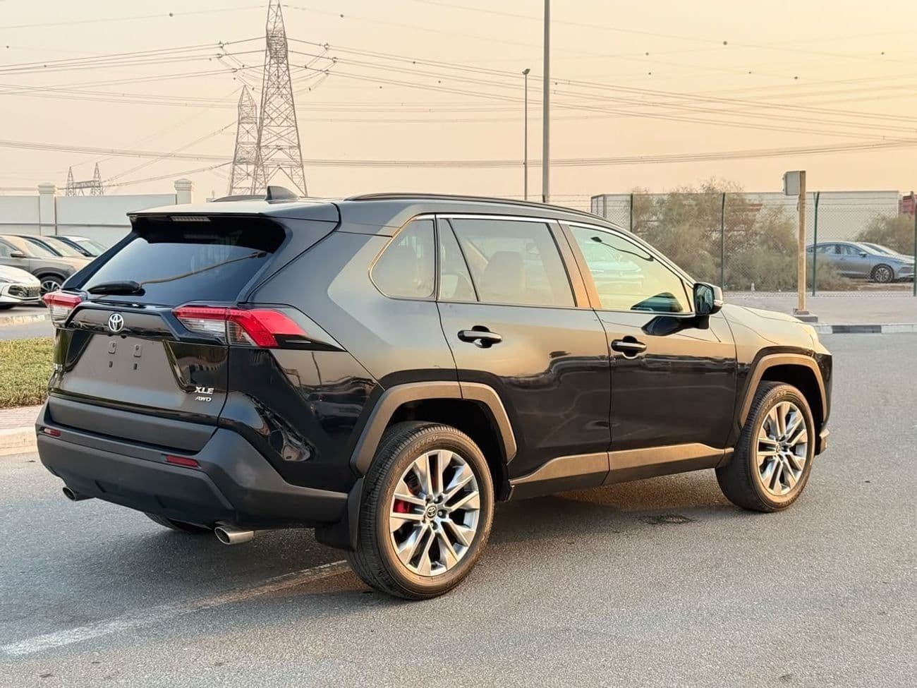 2023 Toyota RAV4 XLE thumbnail 3