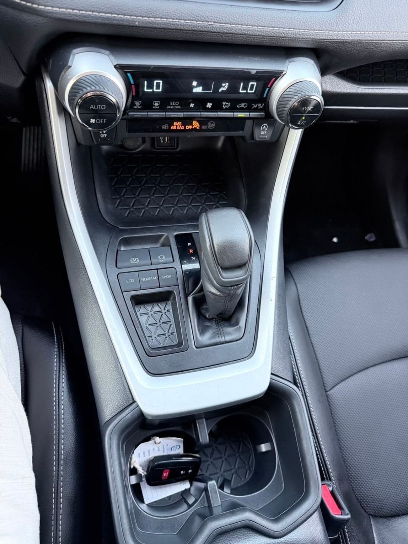 2024 Toyota RAV4 XLE thumbnail 8