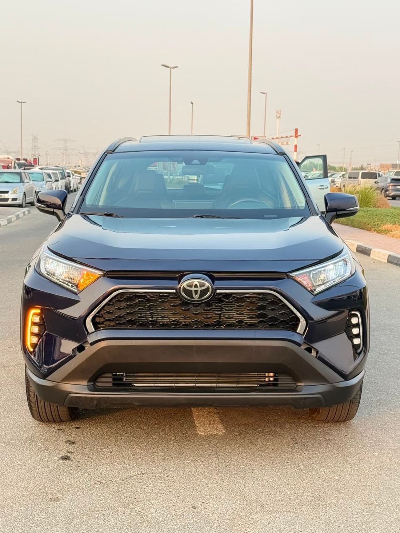 2020 Toyota RAV4 XLE thumbnail 2