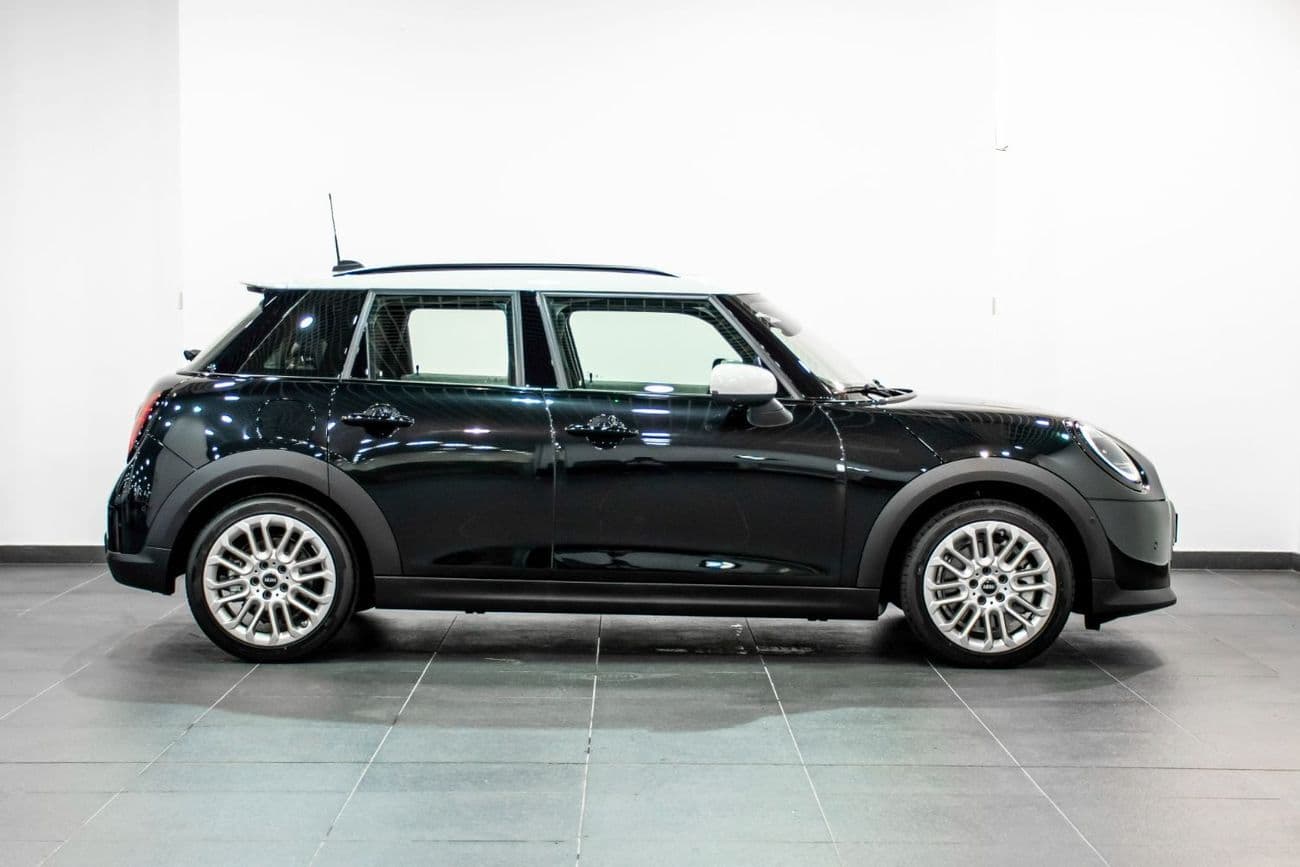 2026 Mini Cooper S Mini Cooper S 5 door Luxury Without Jcw Kit thumbnail 3