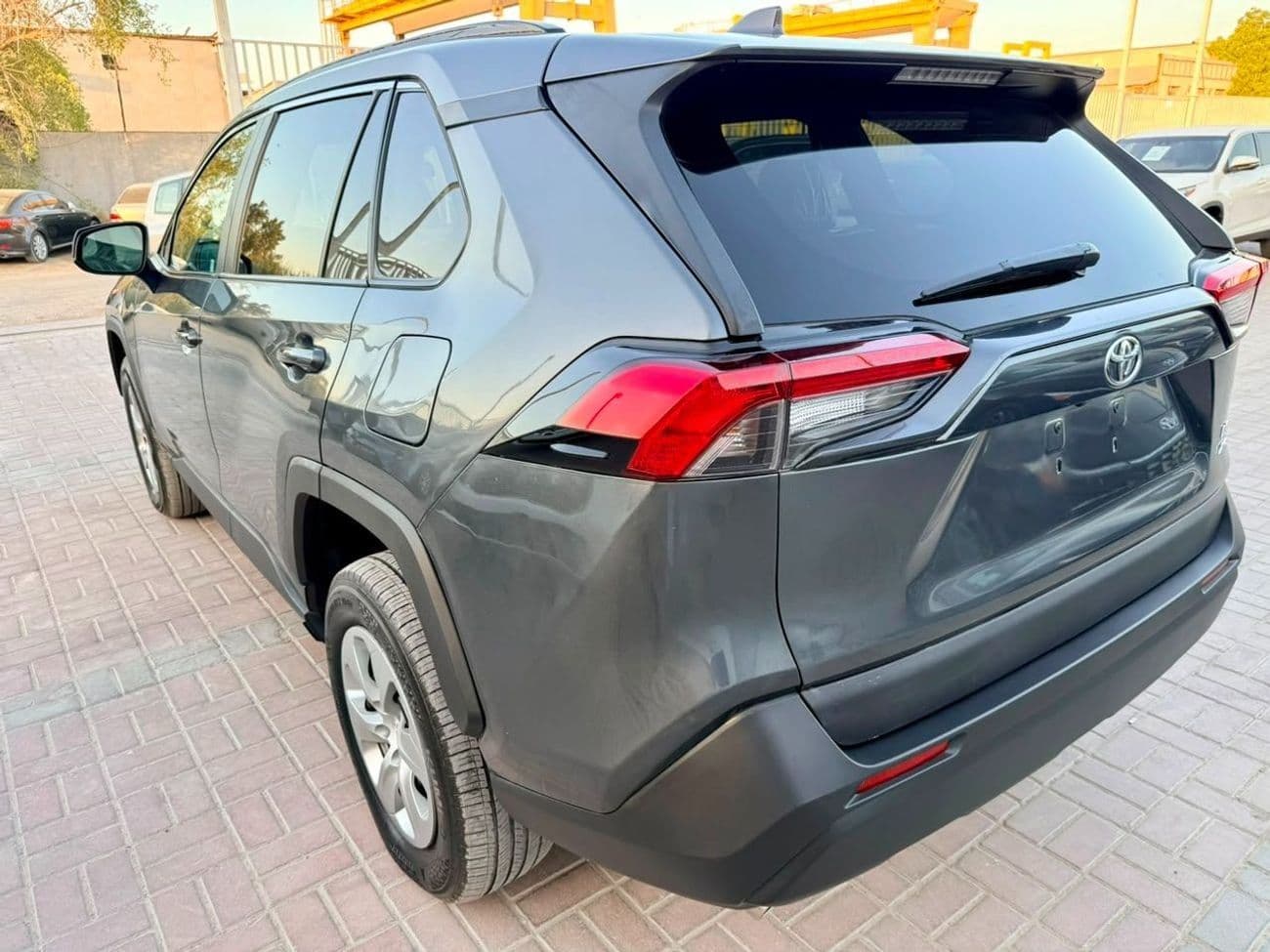 2021 Toyota RAV4 LE thumbnail 6