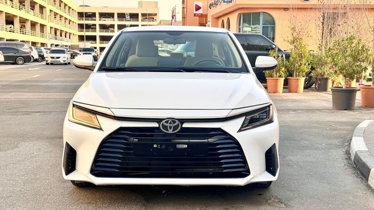 2023 Toyota Yaris E thumbnail 2