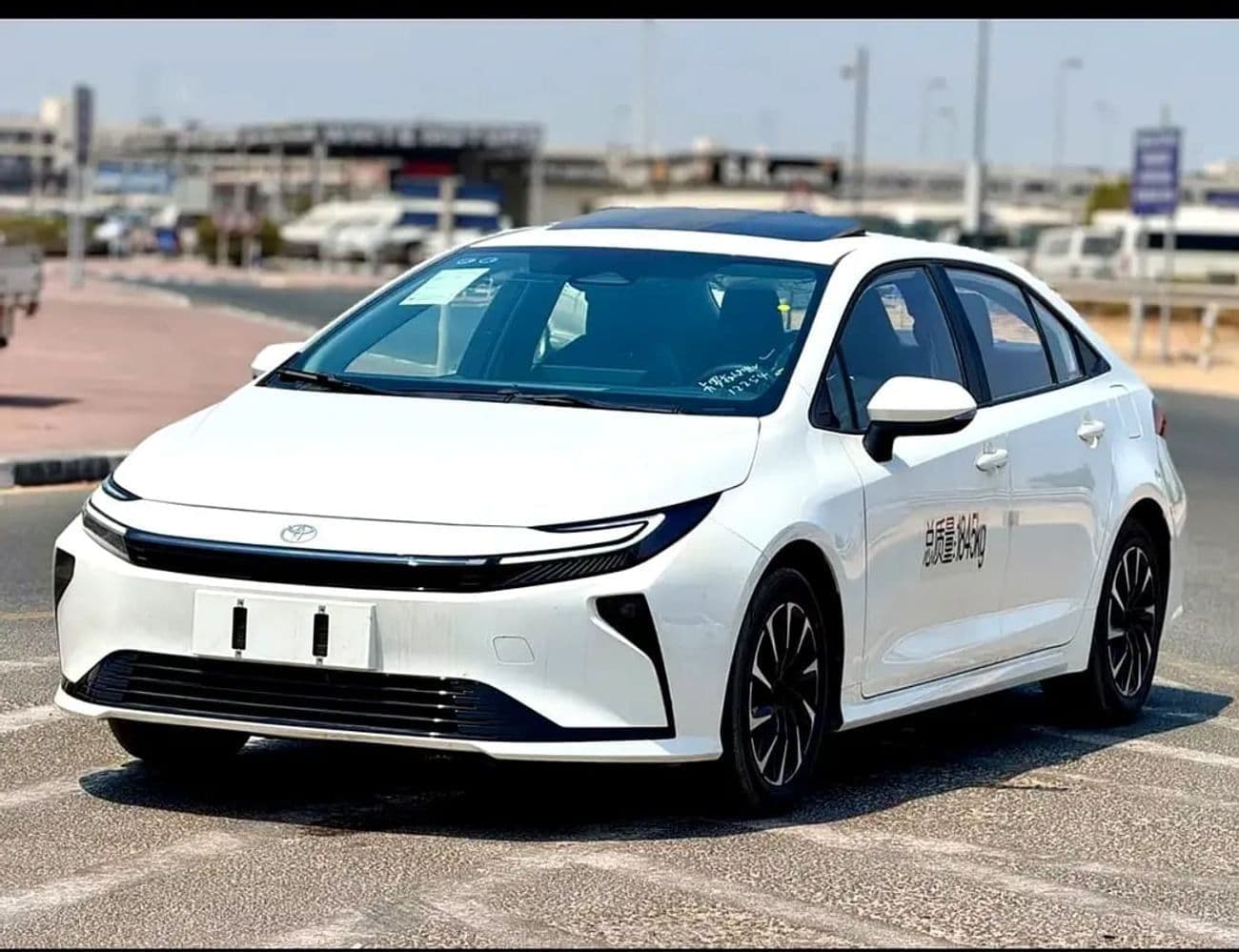 2026 Toyota Corolla XLI HEV thumbnail 3