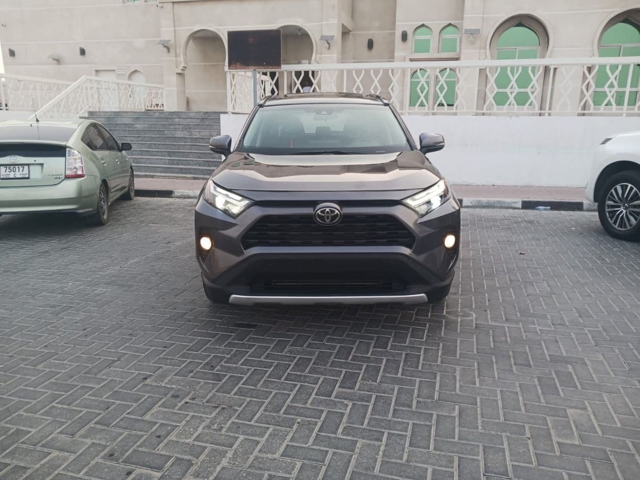 2023 Toyota RAV4 XLE thumbnail 2