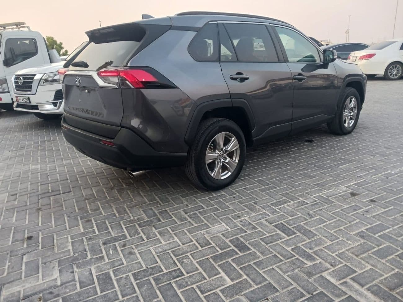 2023 Toyota RAV4 XLE thumbnail 4
