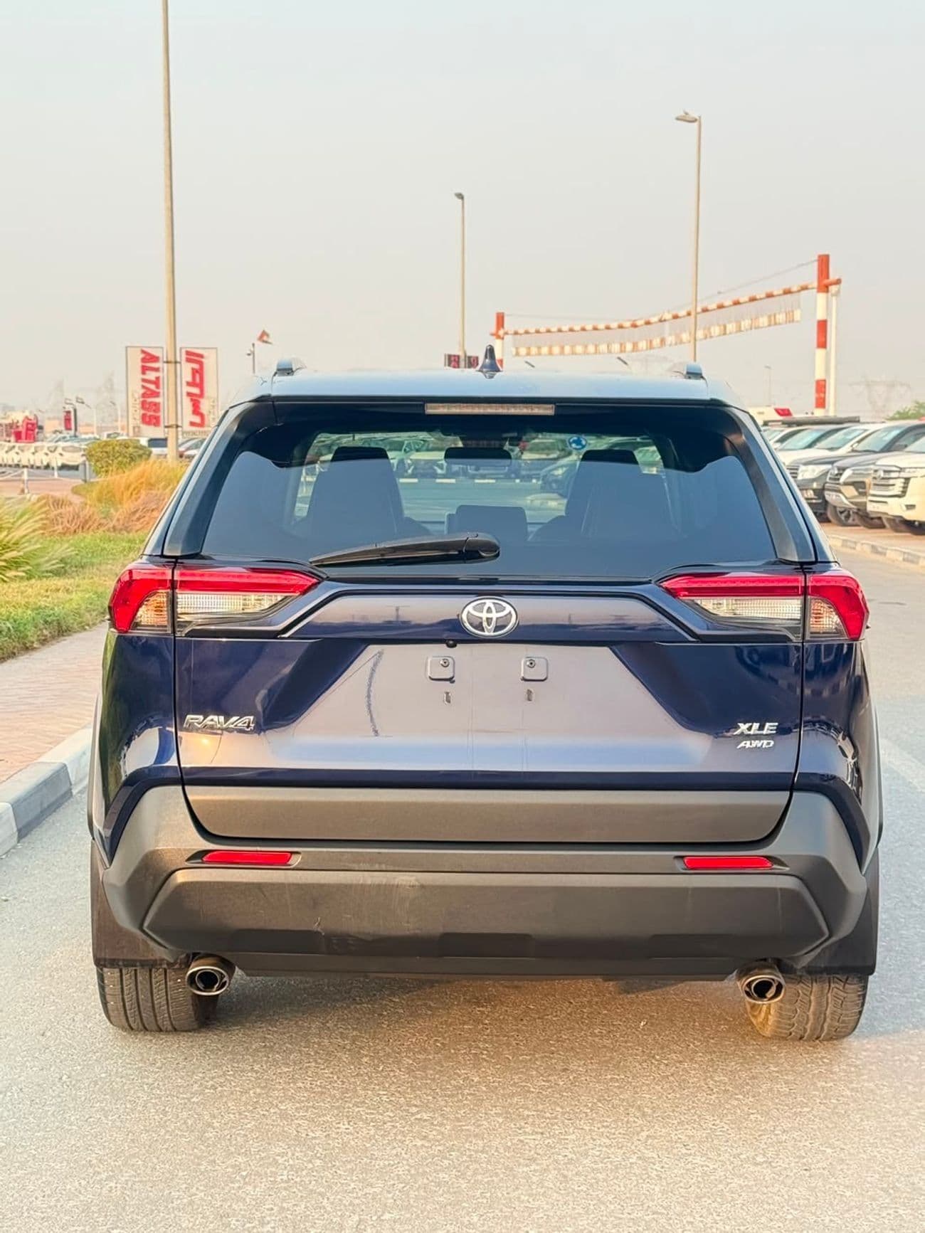 2020 Toyota RAV4 XLE thumbnail 3