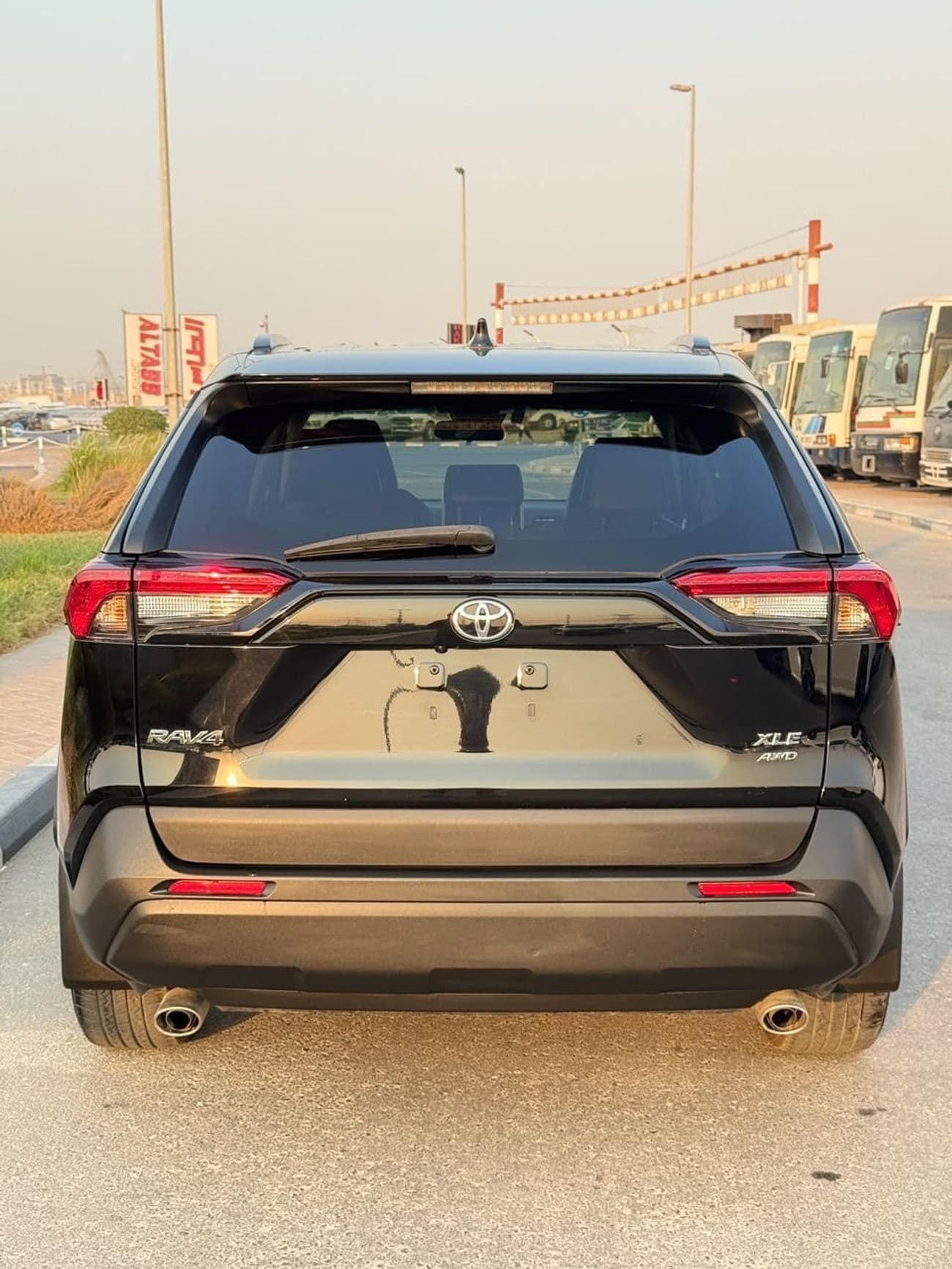 2023 Toyota RAV4 XLE thumbnail 4