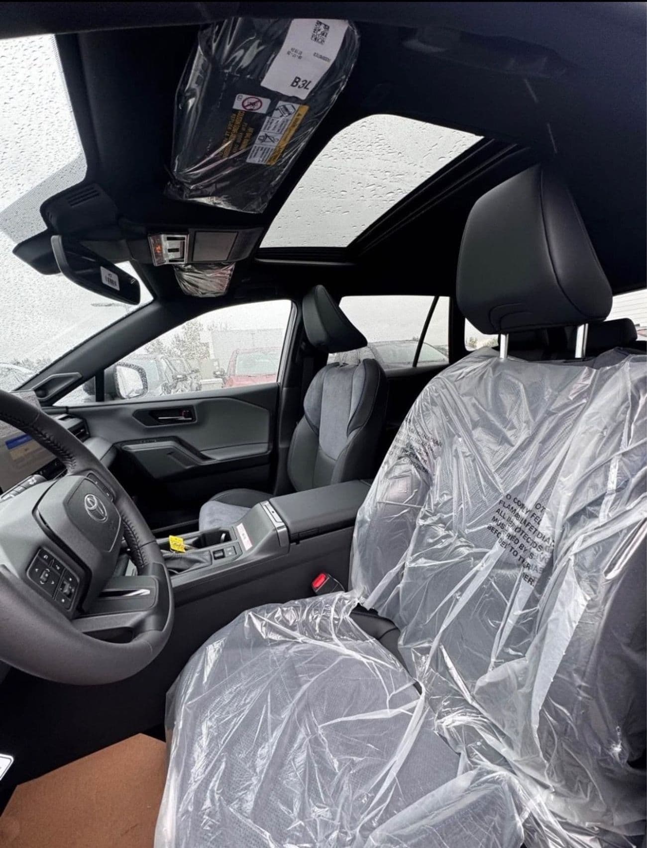 2026 Toyota RAV4 XSE HEV thumbnail 7
