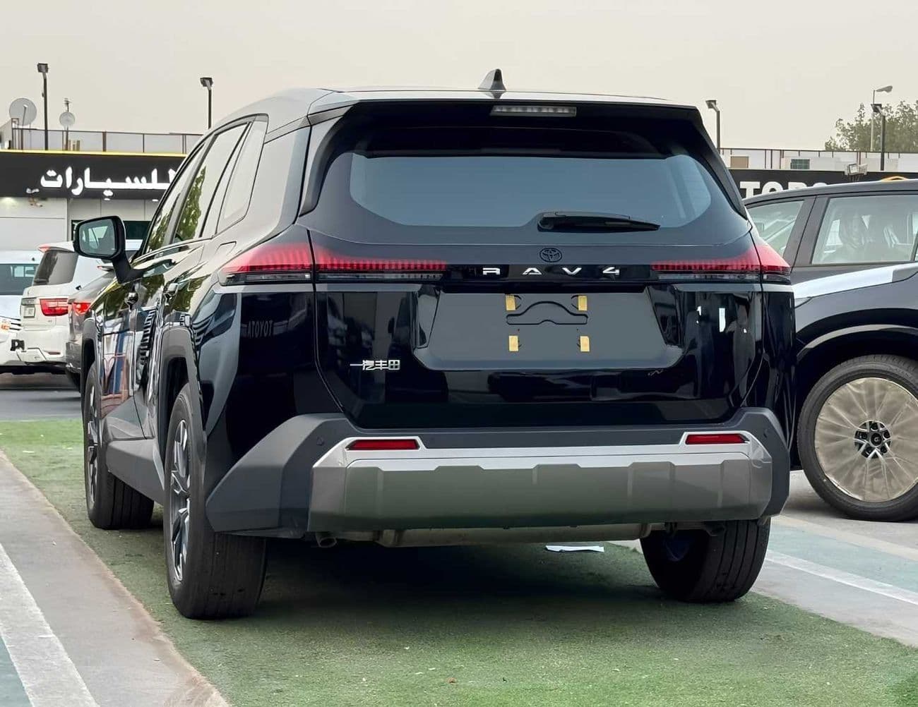 2026 Toyota RAV4 LUXURY HEV thumbnail 3