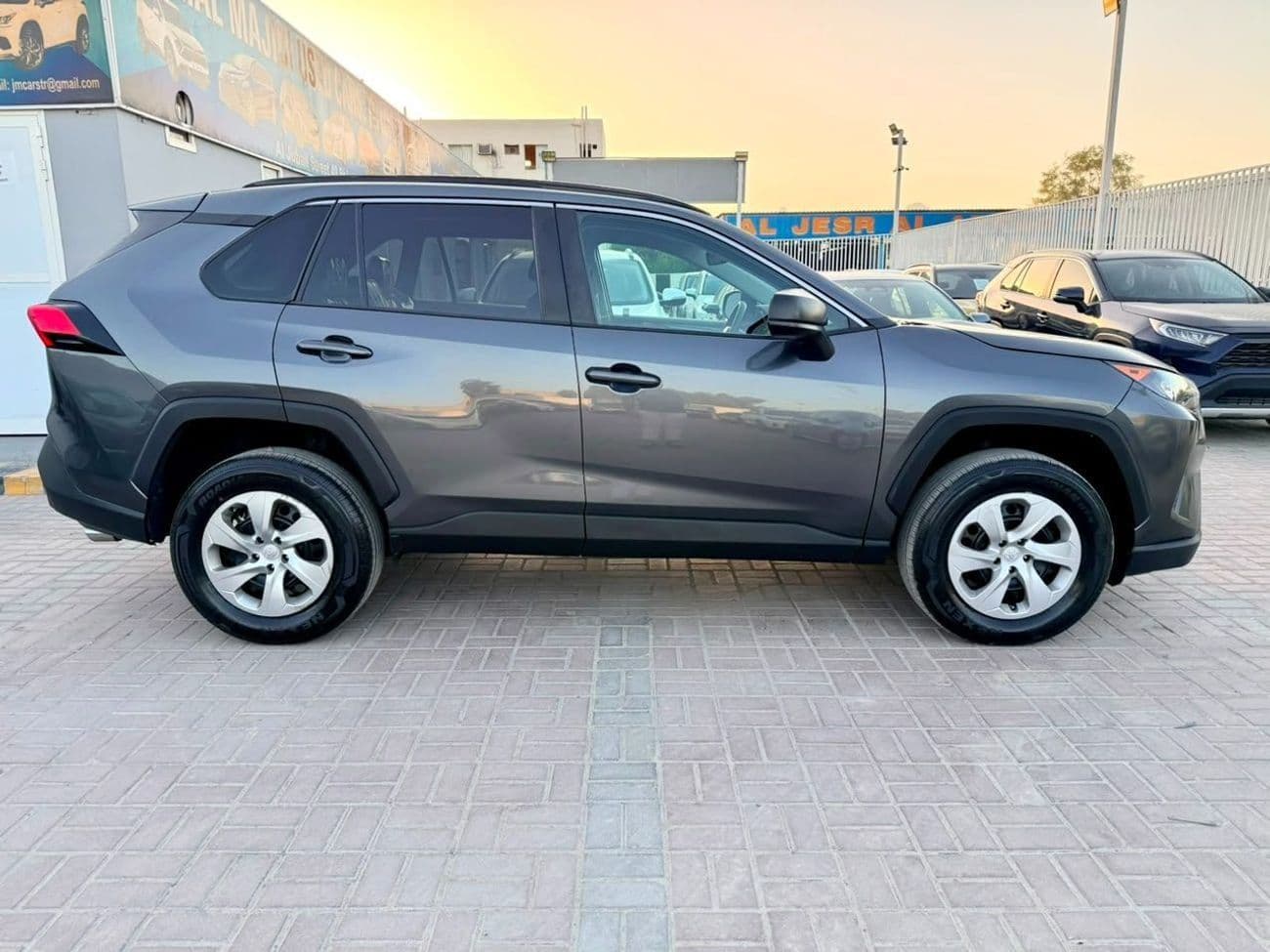 2021 Toyota RAV4 LE thumbnail 5