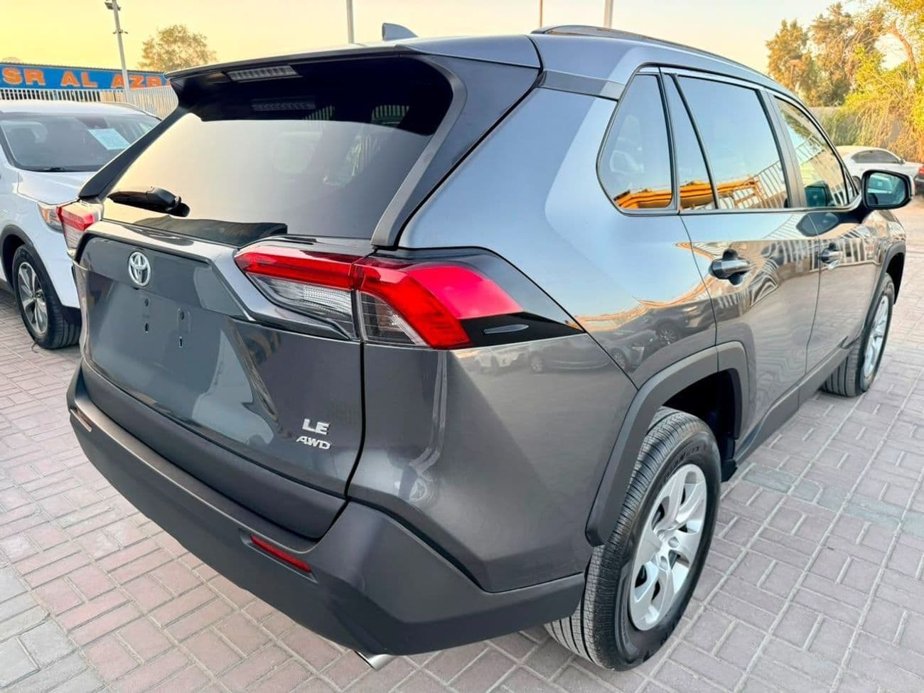 2021 Toyota RAV4 LE thumbnail 8