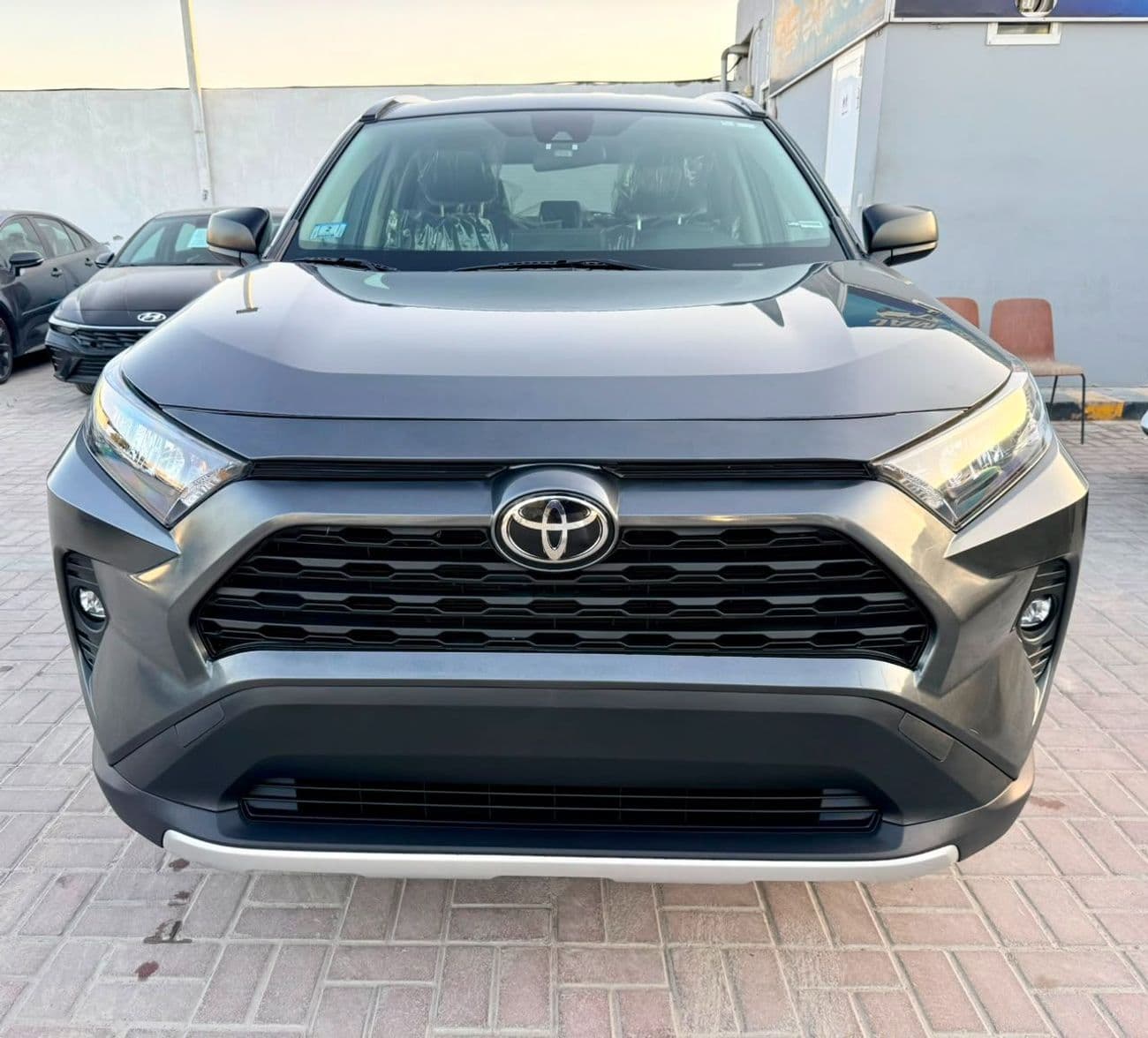 2021 Toyota RAV4 LE thumbnail 2