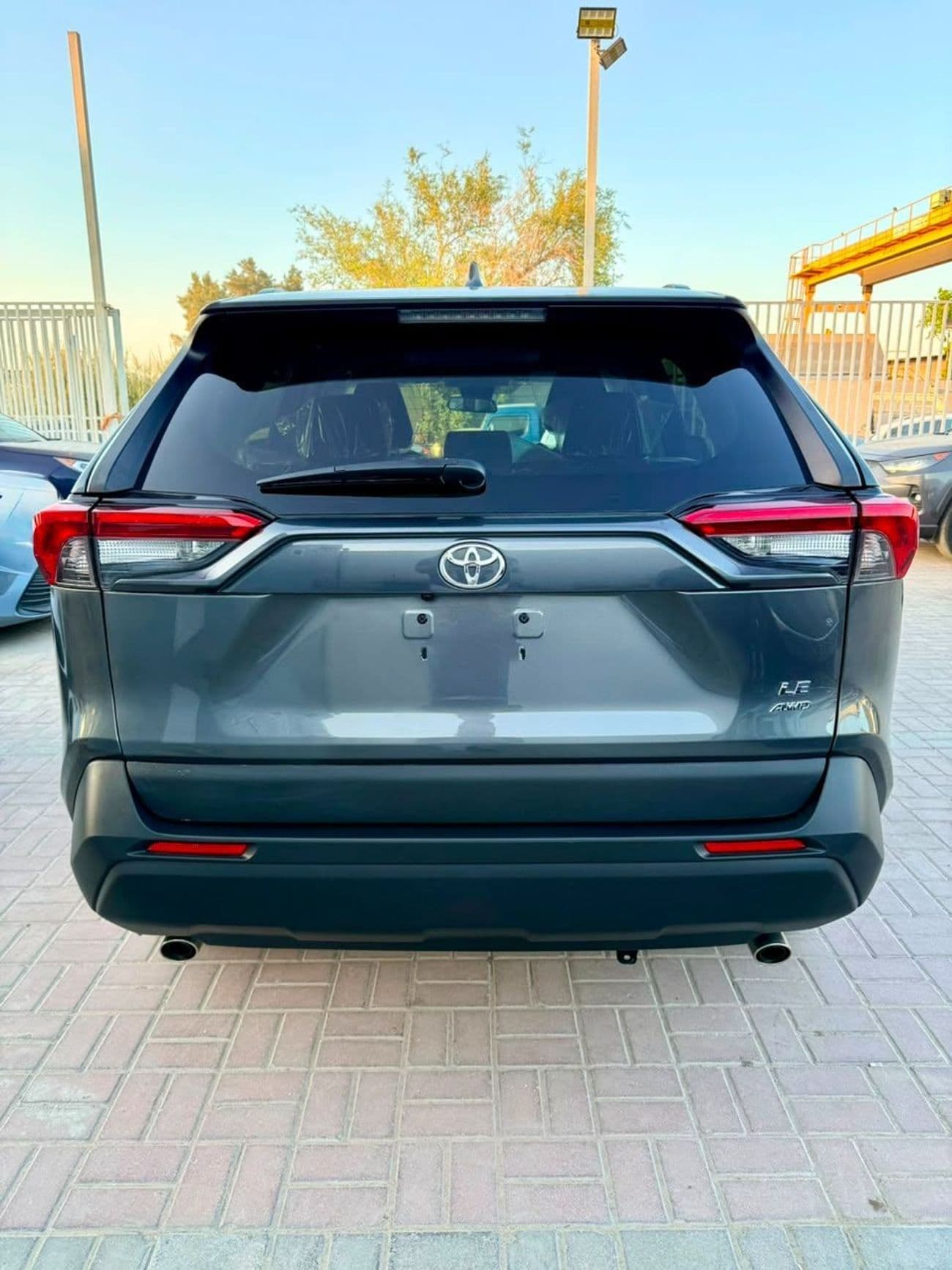 2021 Toyota RAV4 LE thumbnail 7