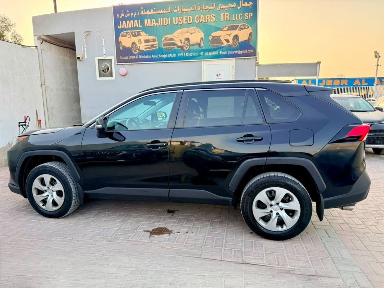 2020 Toyota RAV4 LE thumbnail 4