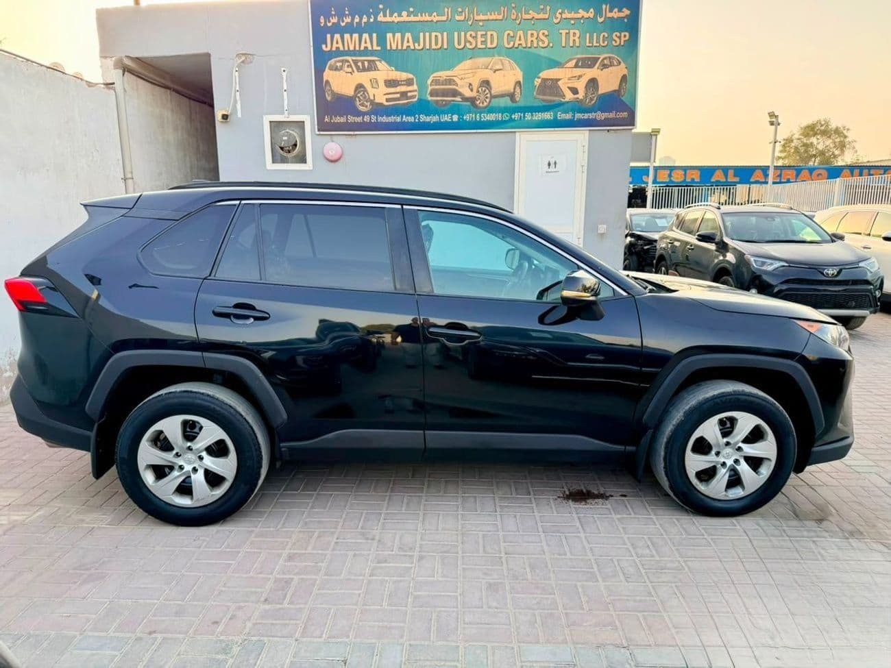 2020 Toyota RAV4 LE thumbnail 3