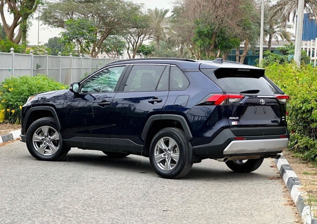 2024 Toyota RAV4 XLE thumbnail 2