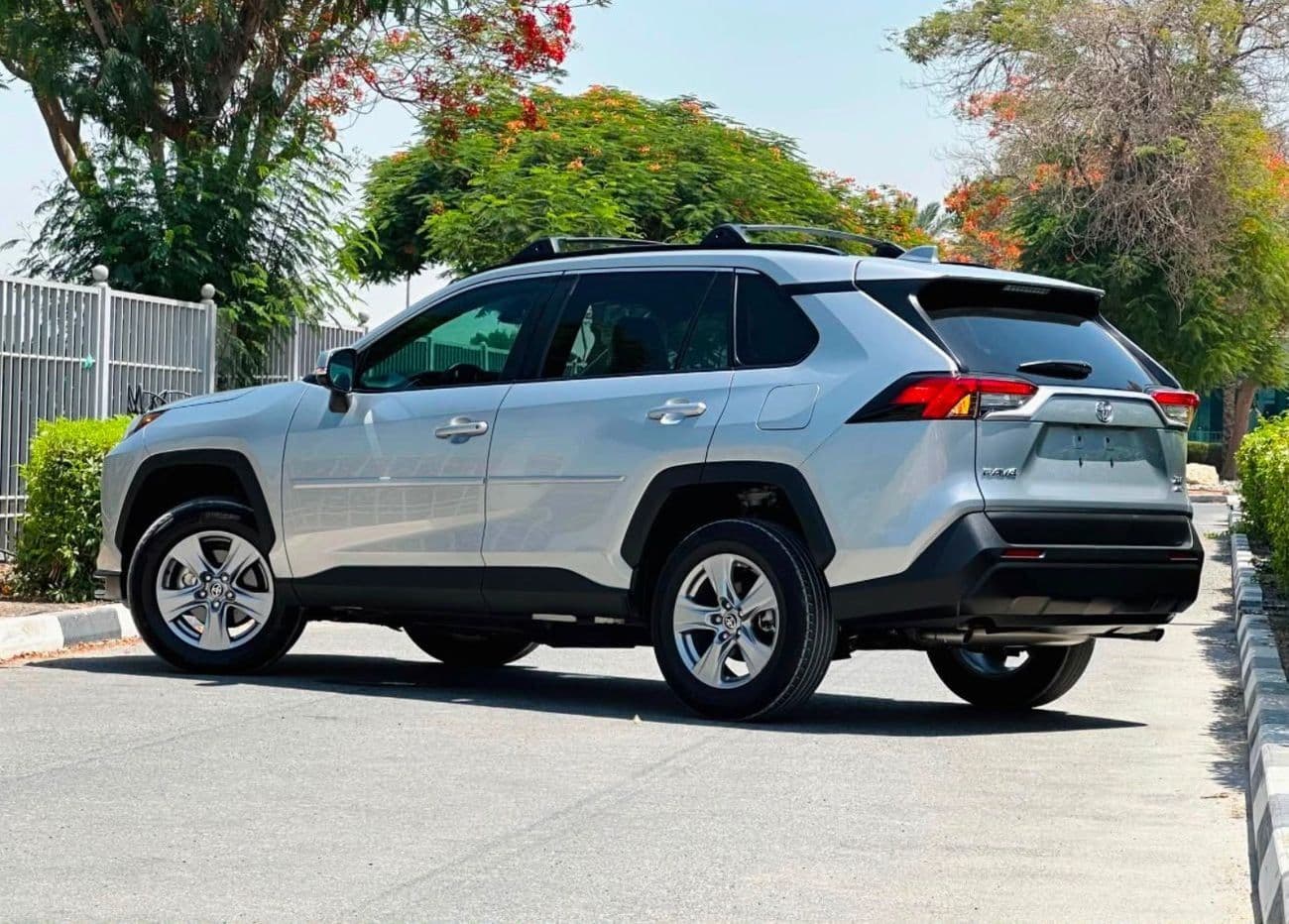 2025 Toyota RAV4 XLE thumbnail 2