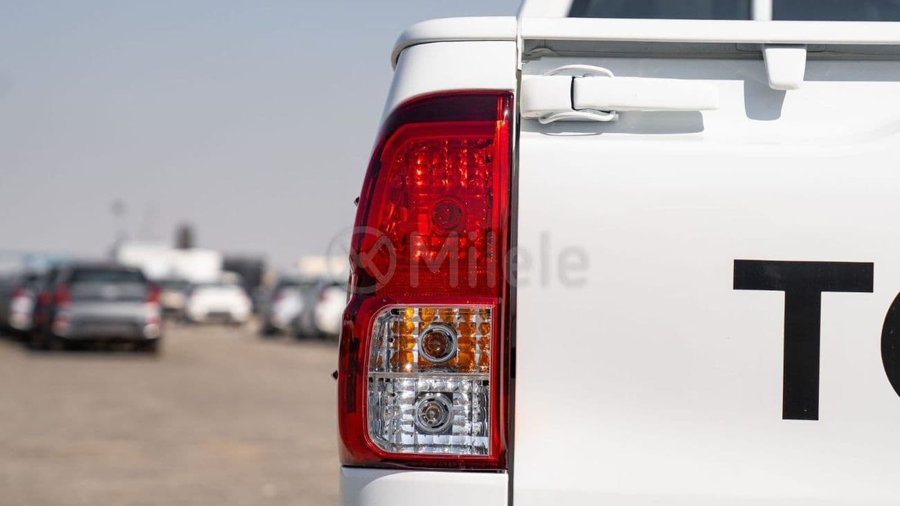 2025 Toyota Hilux thumbnail 8