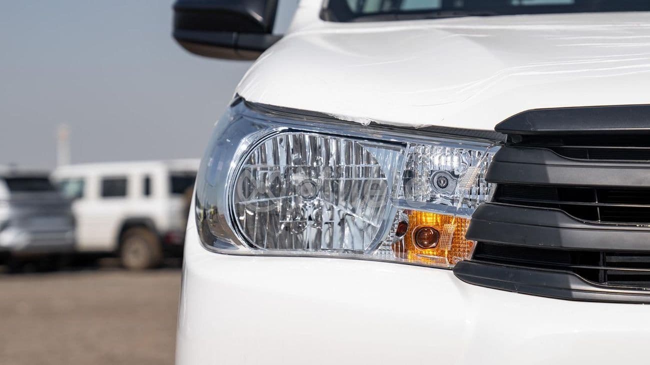 2025 Toyota Hilux thumbnail 3