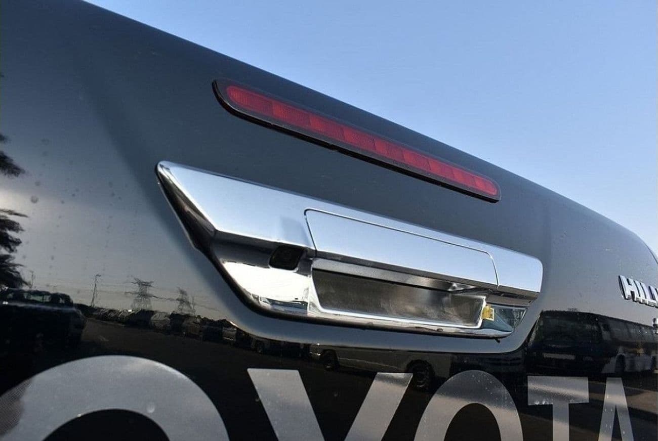 2025 Toyota Hilux SGLX thumbnail 2