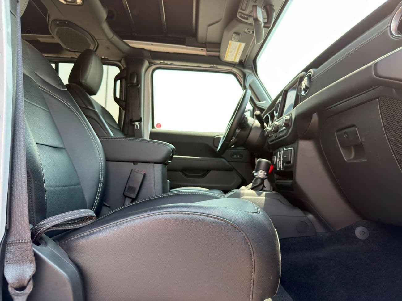 2023 Jeep Wrangler SAHARA thumbnail 4