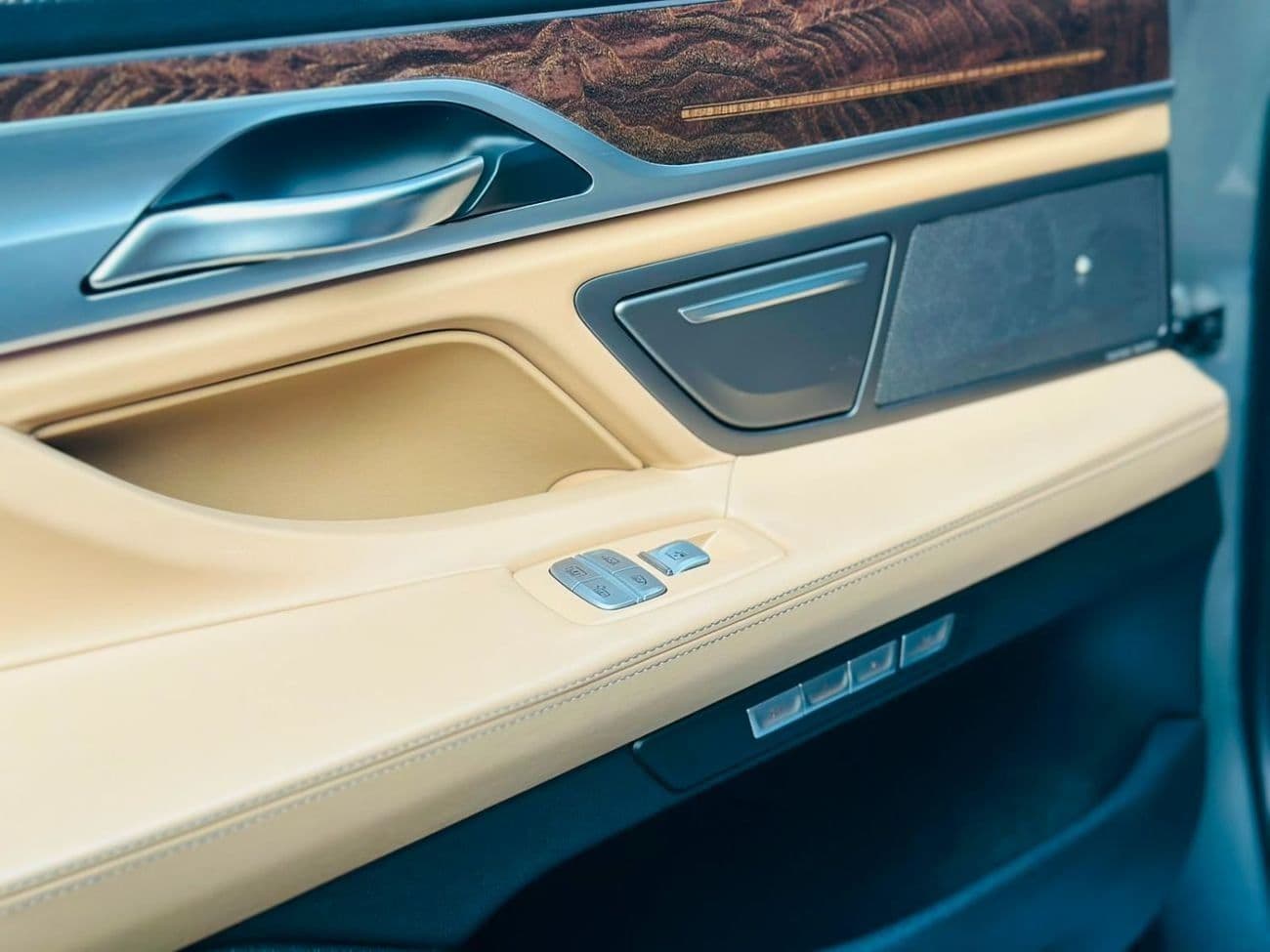 2017 BMW 740Li PURE EXCELLENCE thumbnail 4