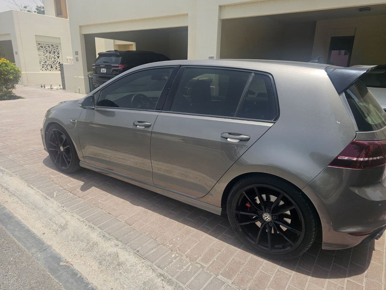 2016 Volkswagen Golf R thumbnail 2