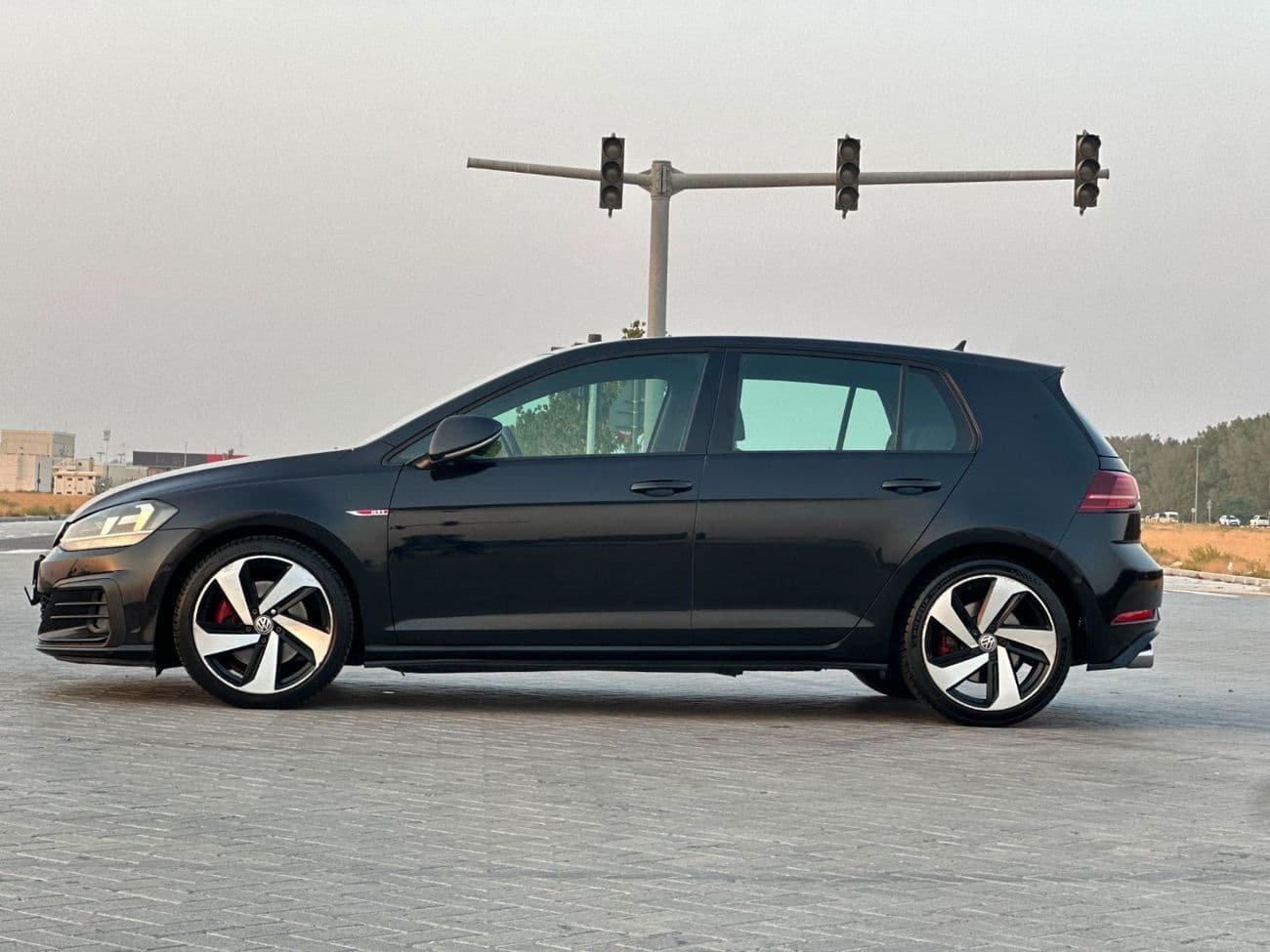 2019 Volkswagen Golf GTI SE thumbnail 6