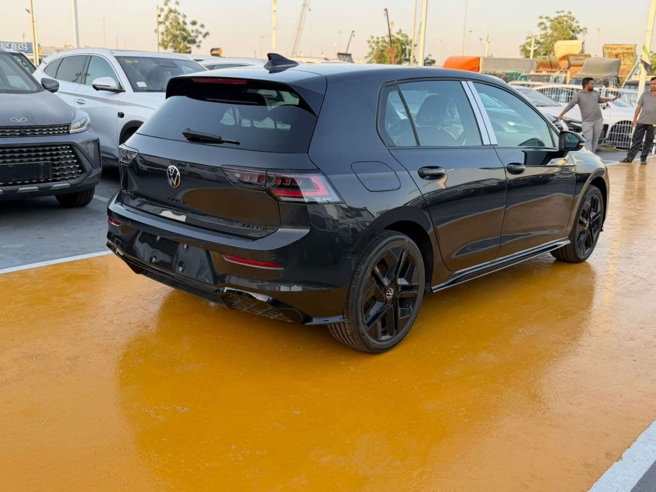 2025 Volkswagen Golf R thumbnail 4