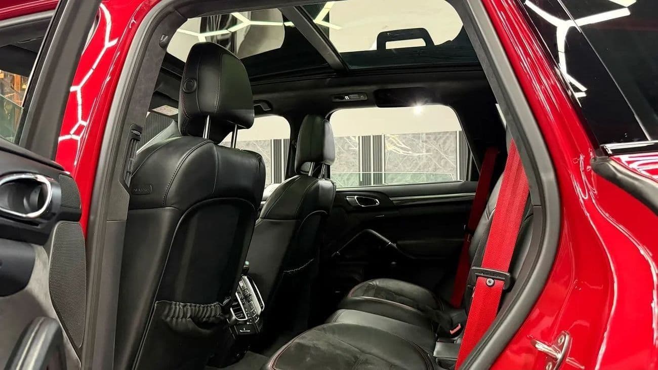 2016 Porsche Cayenne GTS thumbnail 7