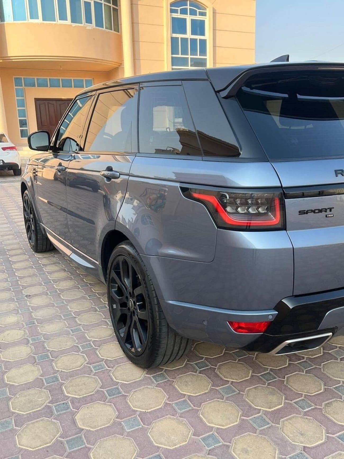 2022 Land Rover Range Rover Sport HSE DYNAMIC thumbnail 2