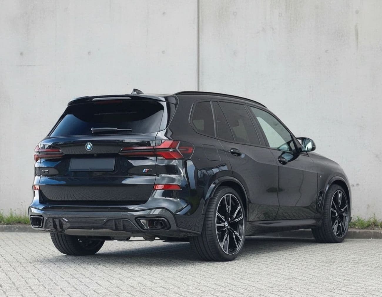 2025 BMW X5 M thumbnail 4