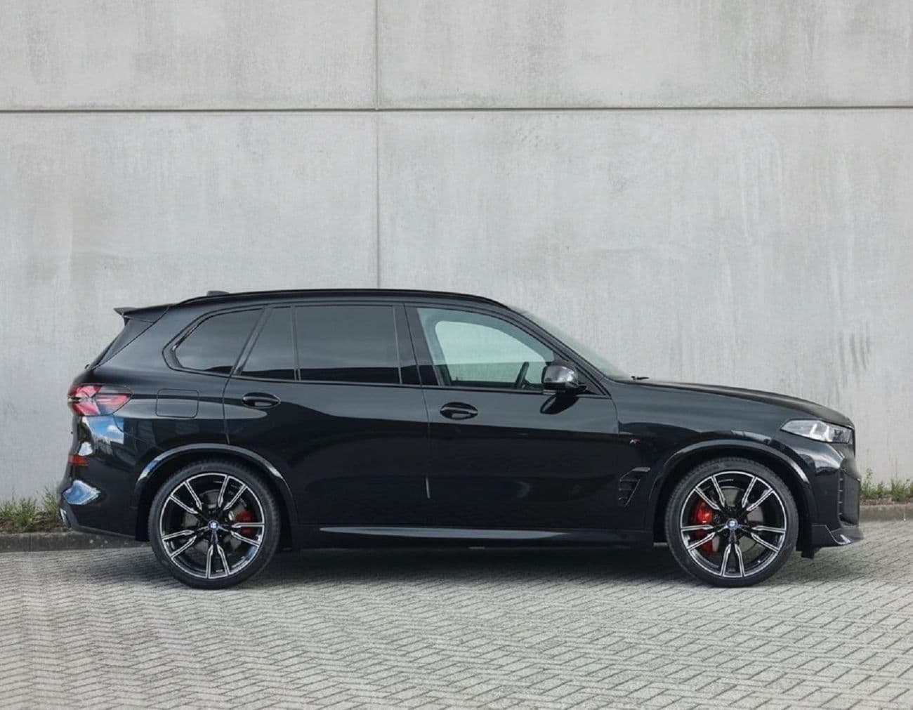 2025 BMW X5 M thumbnail 3