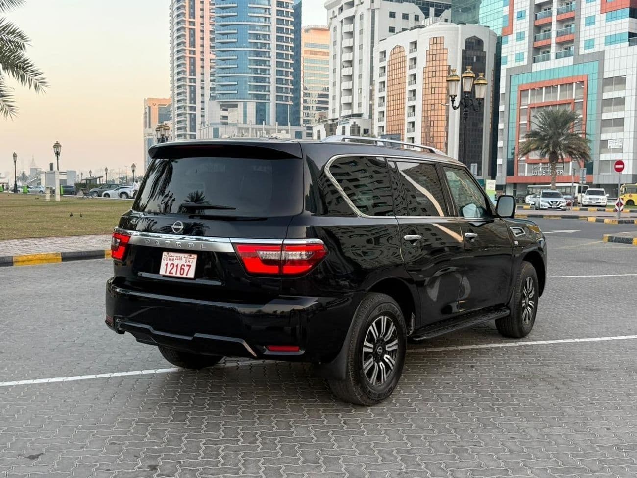 2023 Nissan Patrol LE TITANIUM thumbnail 3